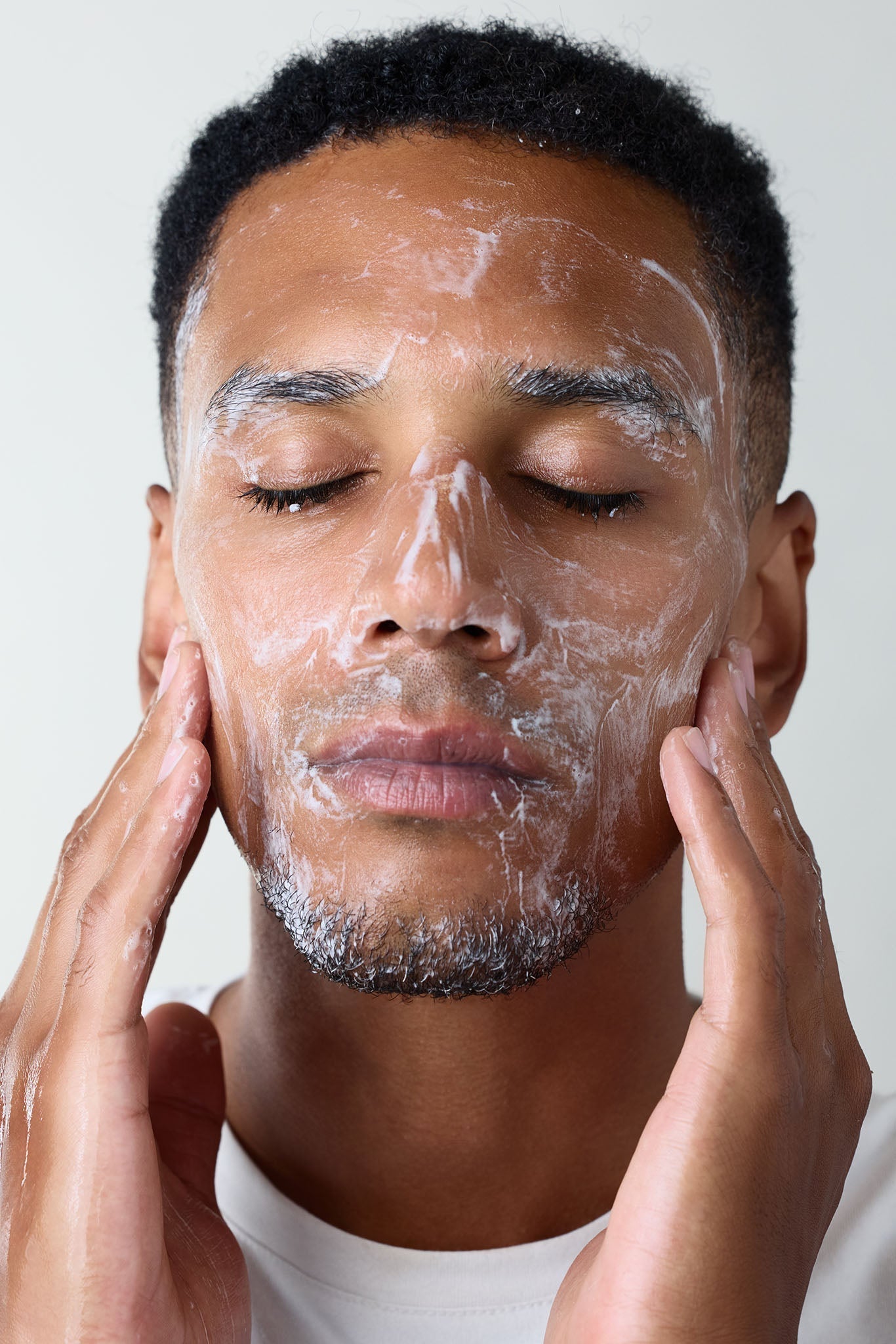 Routine minimaliste en 2 étapes pour homme pressé :