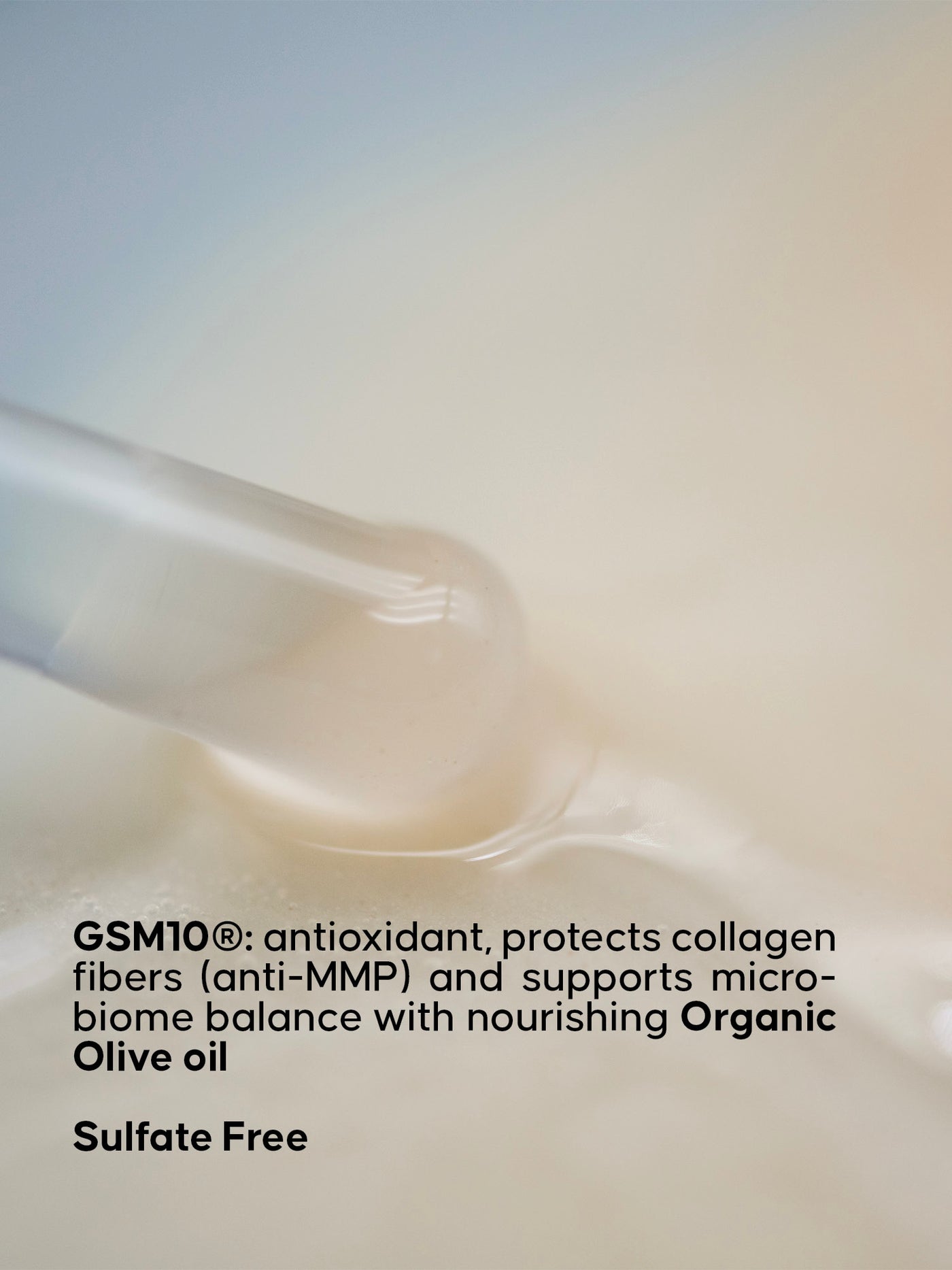 Creme-tekstur med tekst om GSM10's antioxidantegenskaber på en sløret baggrund. Tekst der angiver, at produktet er sulfatfrit